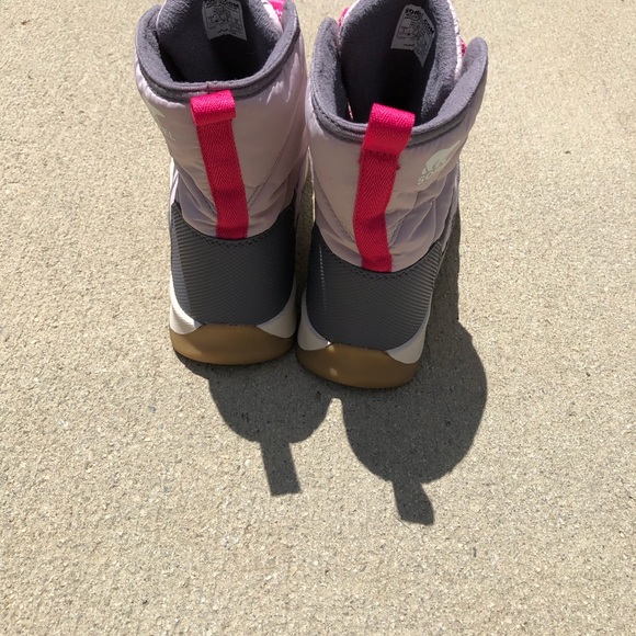 Sorel Youth Whitney Short Laced Boots. Size 5 - Picture 7 of 9